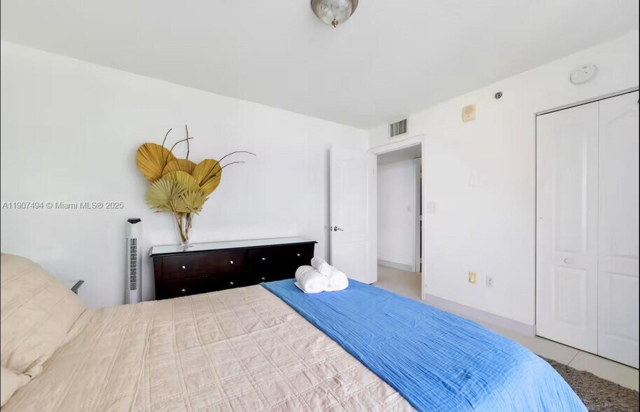 Building Photo - 1200 Brickell Bay Dr