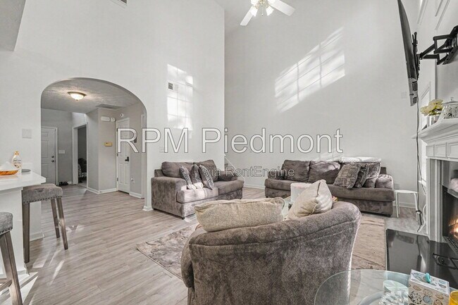 Building Photo - 550 Claudel Ct SW