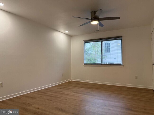 Building Photo - 828 Chanticleer