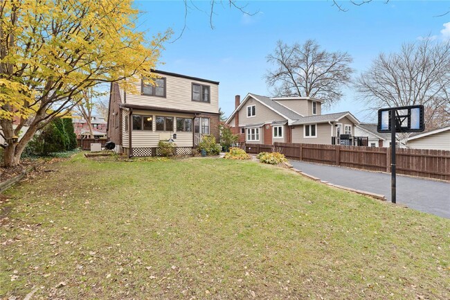 Building Photo - Charming 3-Bedroom Home in Webster Groves!