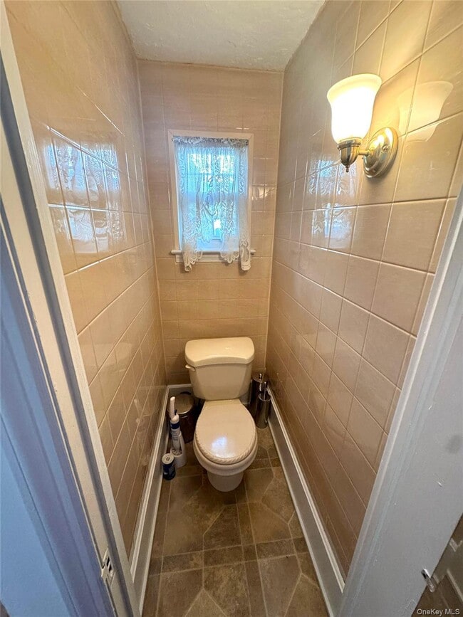 Building Photo - 84 Surrey Ln