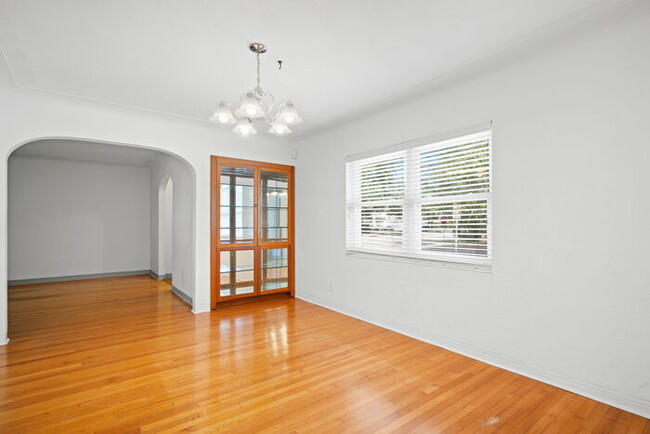 Building Photo - Beautiful Home For Rent in St Petersburg!