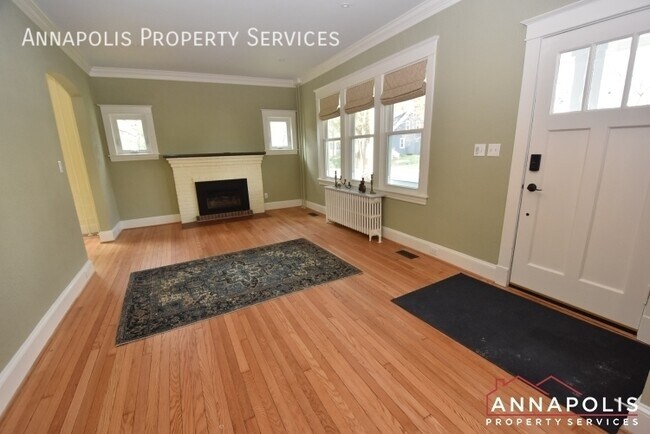 Building Photo - 209 Claude St