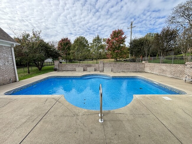 Building Photo - Somerset Downs home off Long Hollow Pike w...