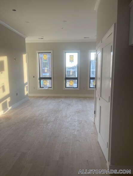 Building Photo - 16-18 Highgate (Roomate Rental) St.