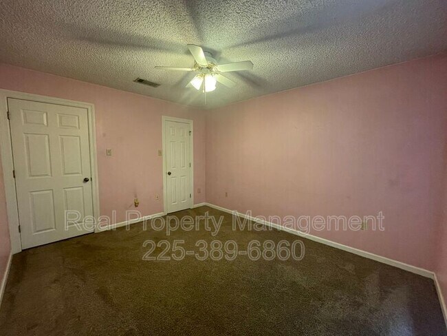 Building Photo - 9766 Kinglet Dr