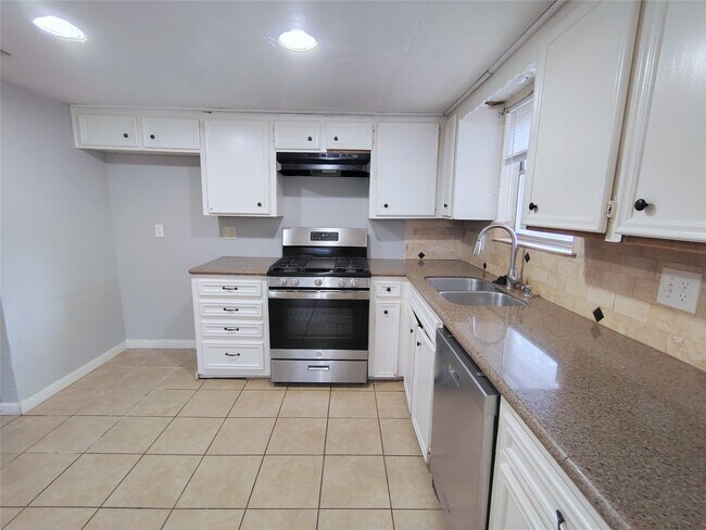 Building Photo - 11926 Rhinebeck Dr