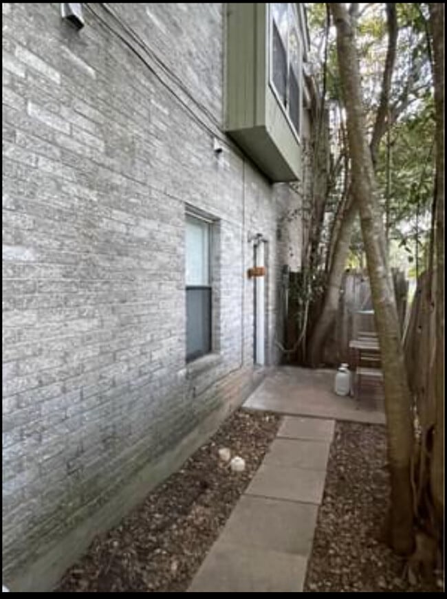Building Photo - 1221 W Hopkins St