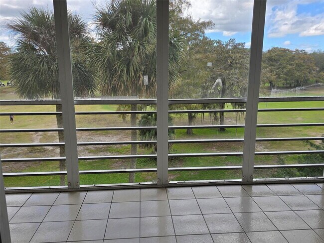 Building Photo - 605 Oaks Dr