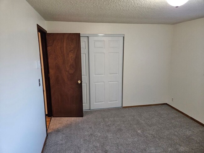 Building Photo - 677n52