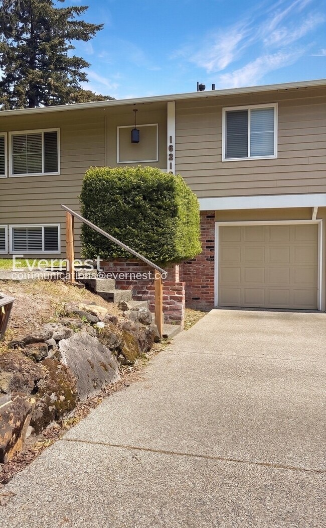 Building Photo - 3-Bed/2.5-Bath Home with Fenced Yard & Attached Garage/Available Now!