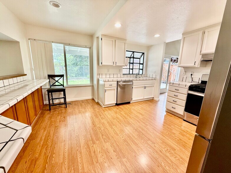 Kitchen - 2847 Honeysuckle Cir