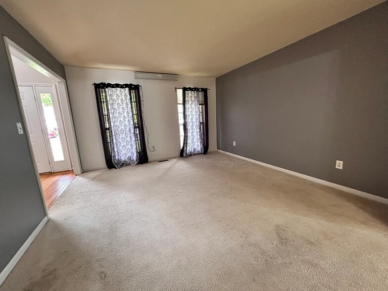 Building Photo - 9161 Nottingham Way