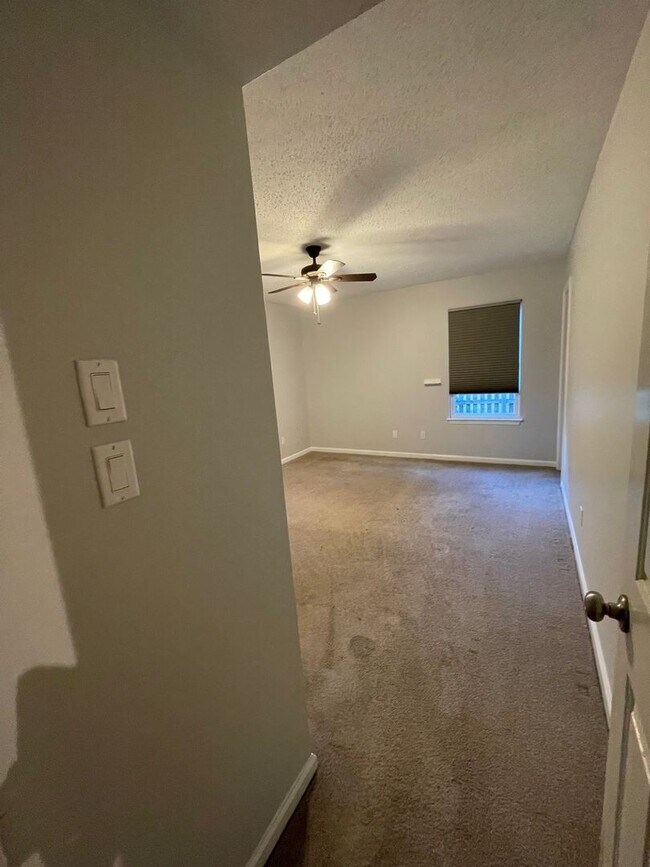 Building Photo - 4 BED / 3 BATH SINGLE FAMILY IN SALEM LAKES!