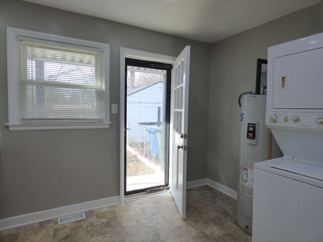 Building Photo - 206 Broadview Dr