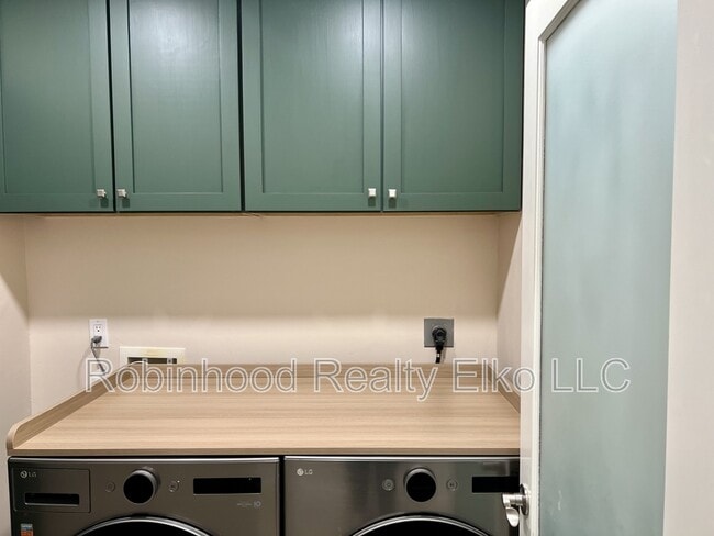 Building Photo - 753 Oak St