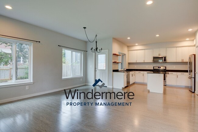 Building Photo - Newer Build 3 Bedroom 2.5 Bathroom Townhome