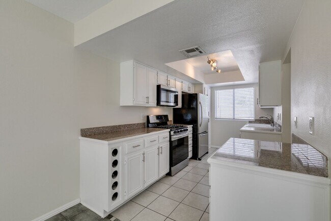 Building Photo - 2 Bedroom Townhome with 2 car attached garage in Henderson