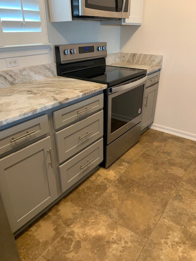 Building Photo - 9595 Villas Dr