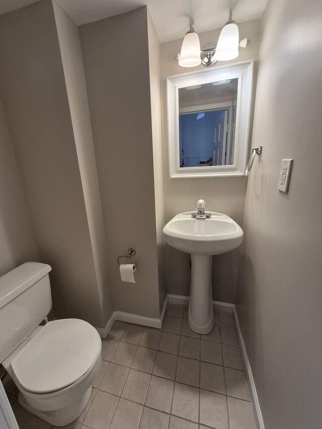 Building Photo - 2 Bedroom House with Walk In Closet / Offi...