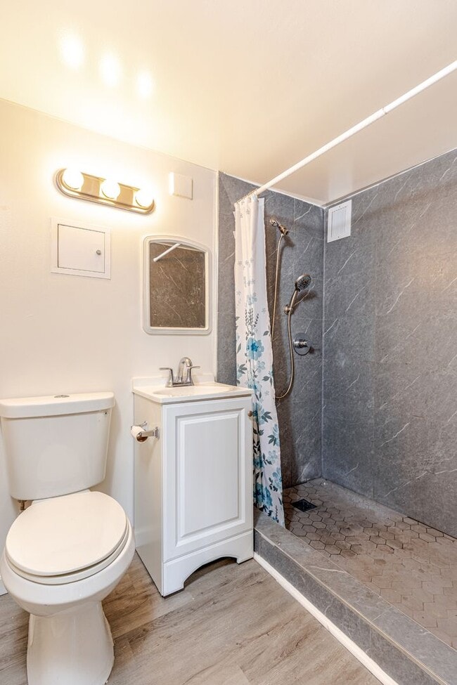 Building Photo - The Townhouse 1bd/1ba/1pk w extra large lanai