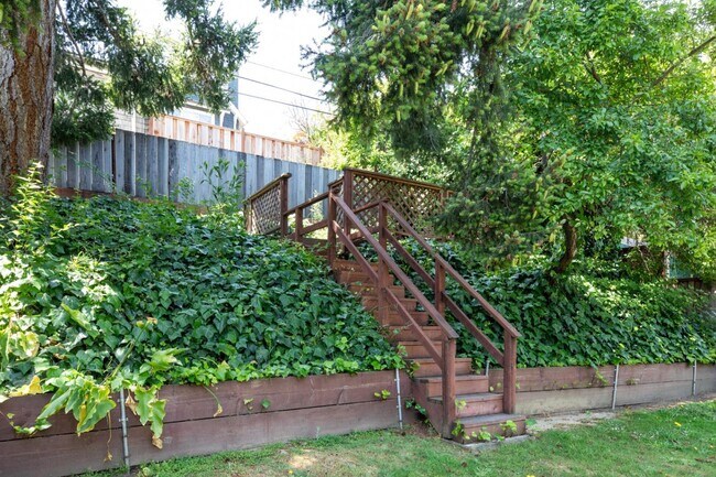 Building Photo - 1437 Cabrillo Ave