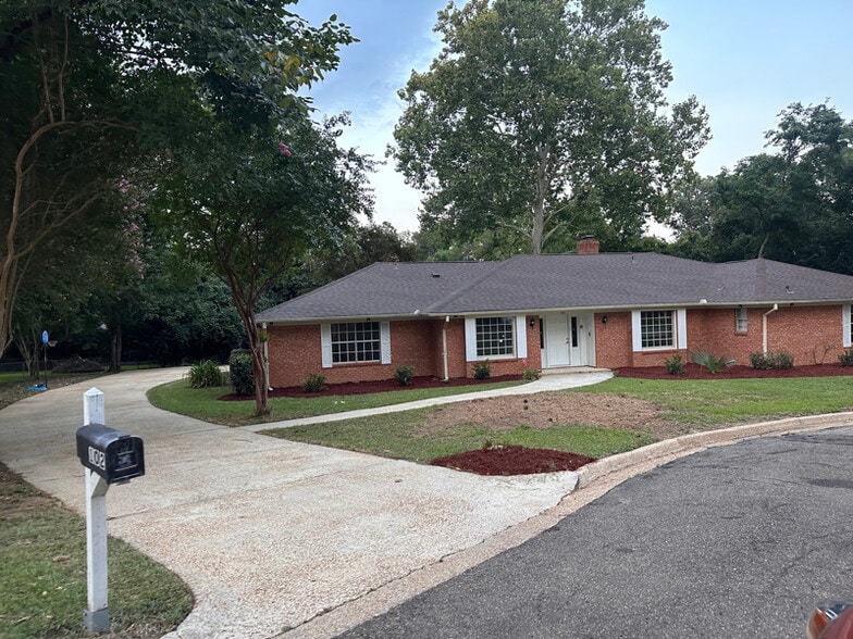 Building Photo - 102 Friars Cove