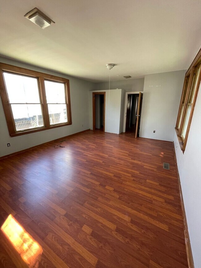 Building Photo - Large Brick 7 bedroom home.