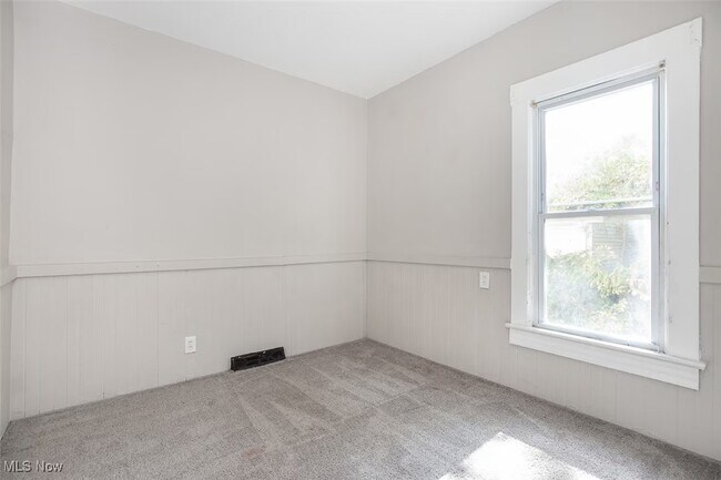 Building Photo - 844 E 154th St