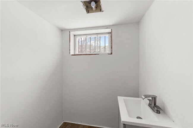 Building Photo - 867 East Blvd