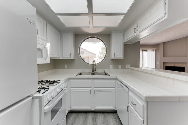 Building Photo - Charming Upstairs Condo with Dual Balconies & Spacious Layout!
