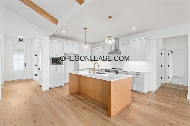 Building Photo - Gorgeous New Construction in Brand New Ven...