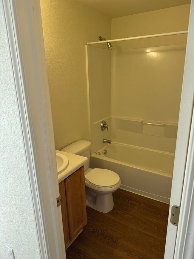 Building Photo - Beautiful 3-Bedroom 2.5 Bathroom in Briarg...