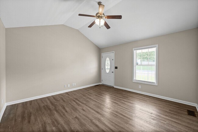 Building Photo - Pet Friendly Three Bedroom!