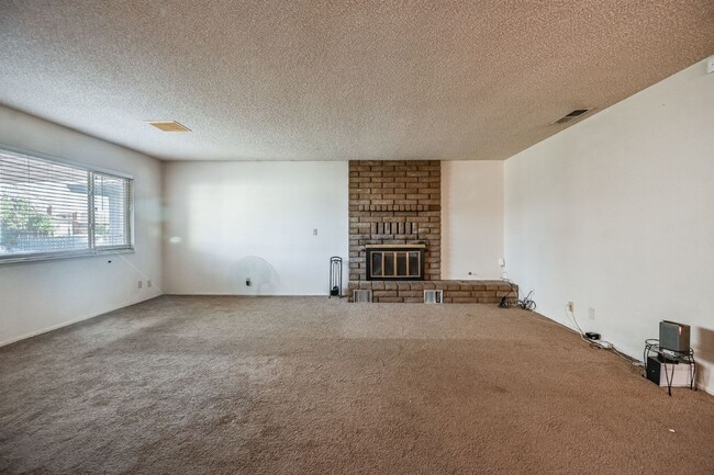 Building Photo - 3 bedroom, 2 bath with large living room a...