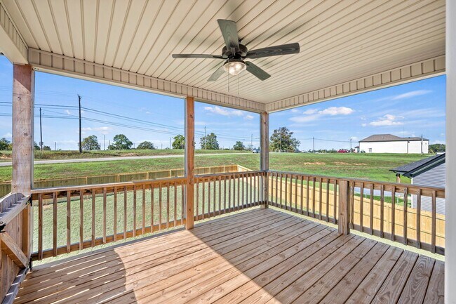 Building Photo - Beautiful Like-New Split Foyer Home Off Ex...