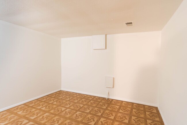 Building Photo - 50's Rambler with 5 BR & 3 BA in One of the Best Locations in Arlington