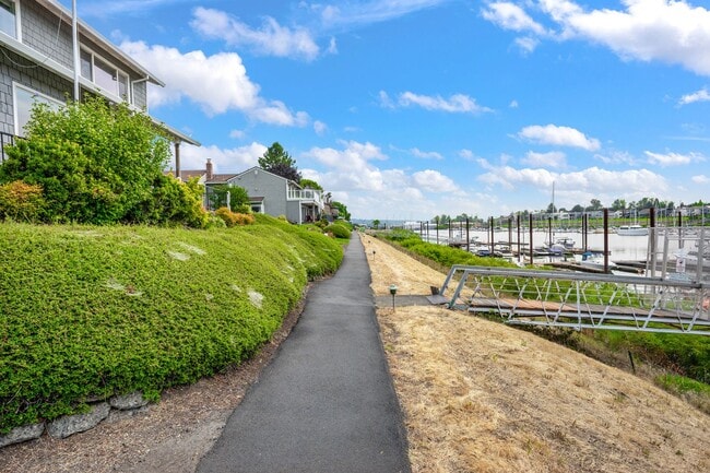 Building Photo - 540 N Hayden Bay Dr