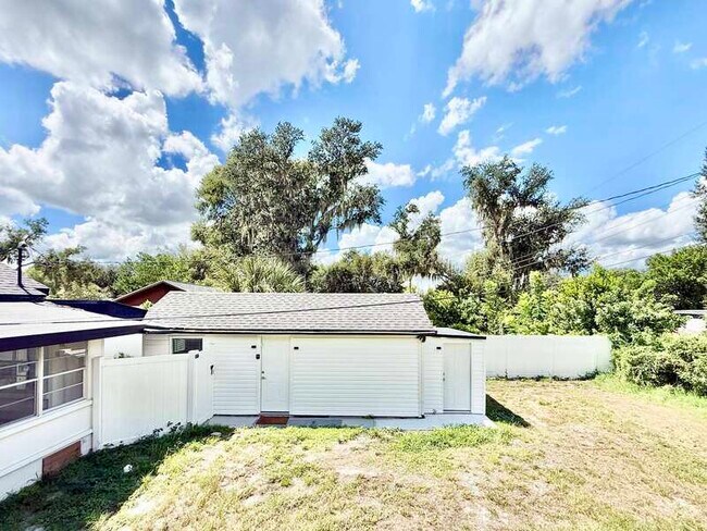 Building Photo - 1704 E Elm Rd