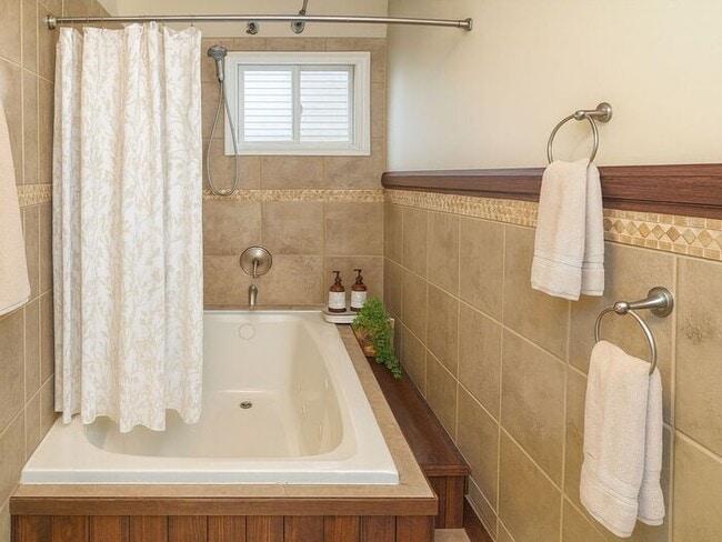 Building Photo - 2BR w/ Jetted Tub in North Salt Lake