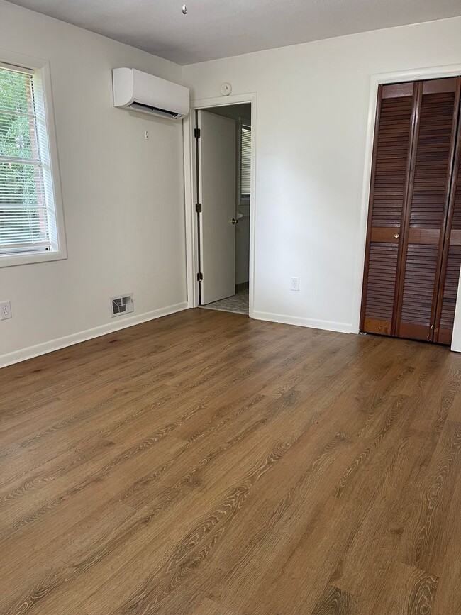 Building Photo - 1 Bedroom, 1 Bath Duplex Apartment on the Eastside! Available now!