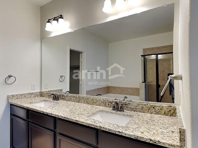 Building Photo - 12712 Shoreline Dr