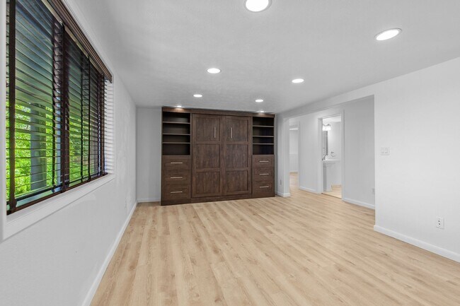 Building Photo - Beautifully Remodeled Execute Home - Parti...