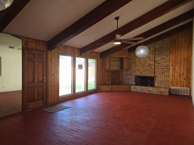 Building Photo - Spacious 3/2/2 - Newly remodeled Kitchen a...