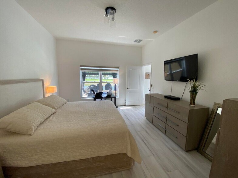 Building Photo - 325 Berenger Walk