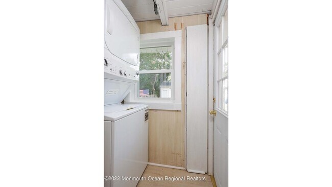 Building Photo - 1233 Oakwood Rd