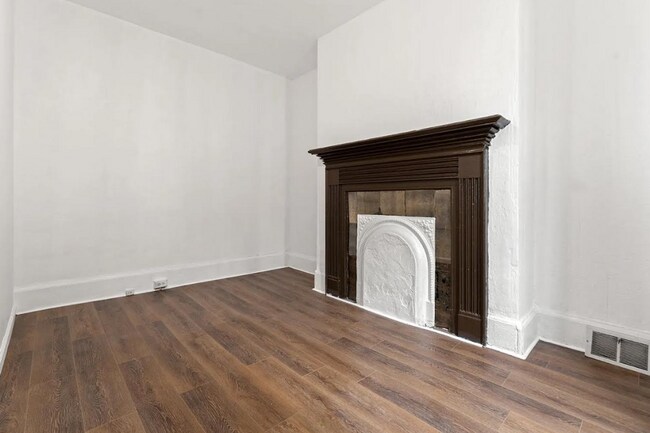 Building Photo - Beautiful 2 Bedroom home in South side ava...