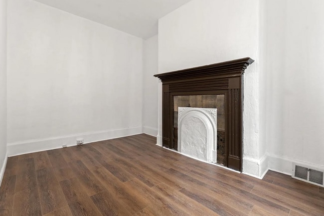 Building Photo - SCORE 50% OFF 1ST MONTH'S RENT IF SIGNED BY DEC 19! SCORE 50% OFF 1ST MONTH'S RENT IF SIGNED BY D...