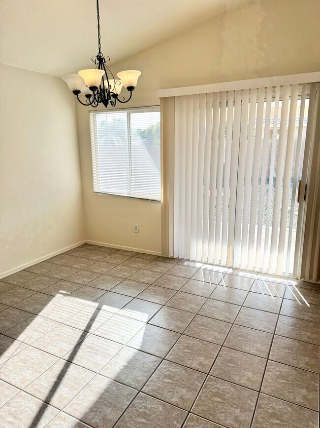 Building Photo - 3 Bedroom 2 Bath Single Level Home In Peor...