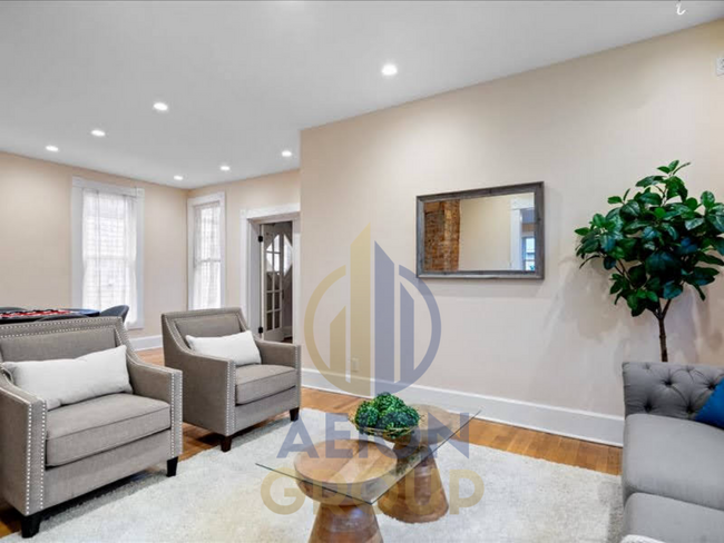 Building Photo - 989 Woodruff Pl E Dr